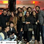 Jackky Bhagnani Instagram - #Repost @akshaykumar ・・・ So many happy faces in one frame...that’s the result of a good schedule. Goodbye Glasgow, hello London 😁 #BellBottom @_vaanikapoor_ @ranjitmtewari @jackkybhagnani @deepshikhadeshmukh @pooja_ent @emmayentertainment @onlyemmay @madhubhojwani @nikkhiladvani @aseemarora