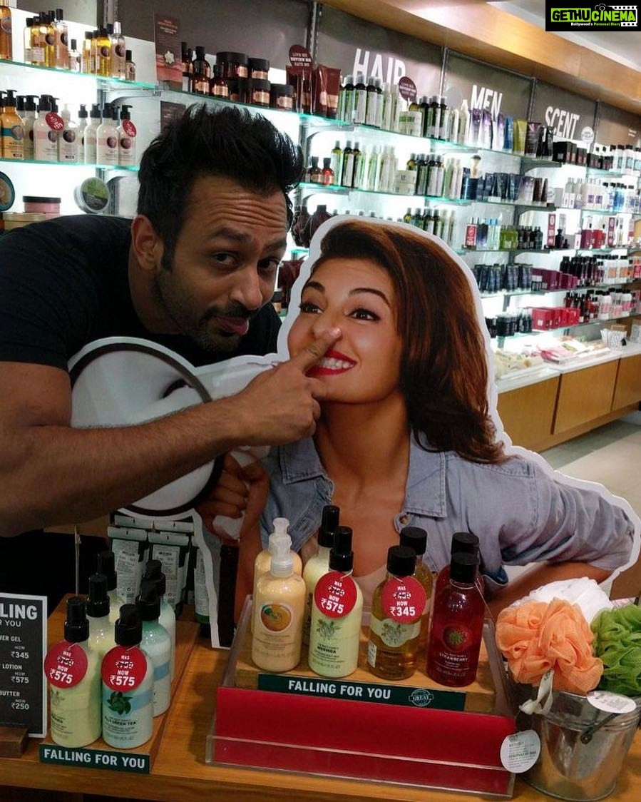 Jacqueline Fernandez Instagram - @ithinkfitness get your paws off me!! And while you're there pls pick me up some @TheBodyShopIndia #fallingforyou goodies now that they've slashed tabs 😜💛🌎