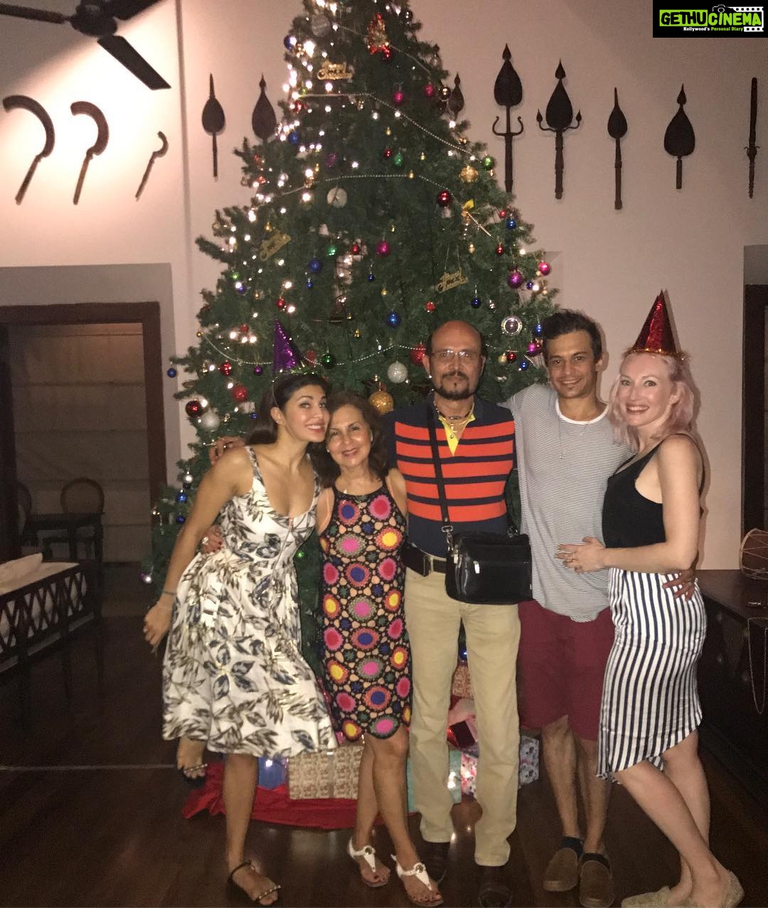 Jacqueline Fernandez Instagram - Merry Christmas from the Fernandez family!! Missing you @wfdez88 @geraldinewalker55 🎄🎁❤️️