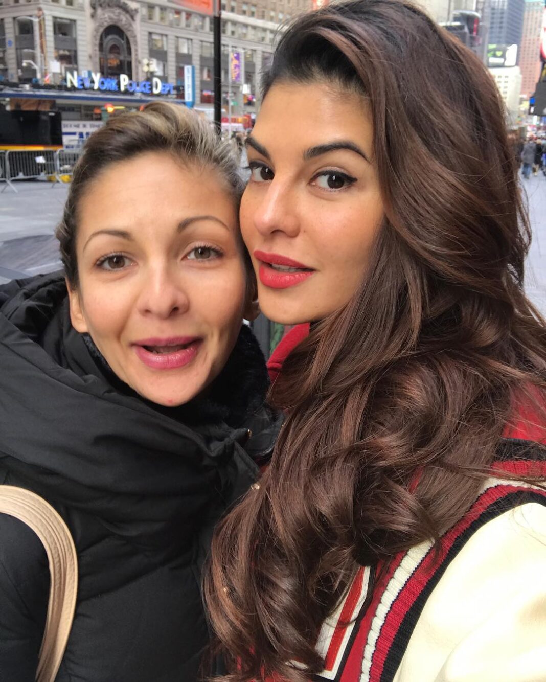 Jacqueline Fernandez Instagram - Come back funny face 😔😩❤️ #newyork with my #sissypooh #geripoo