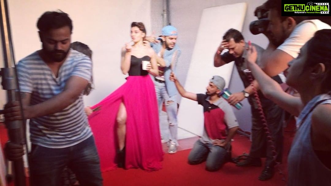 Jacqueline Fernandez Instagram - Run! run! STATUE stop!!!!!! #mannequinchallenge bring it on!!!!! 😜