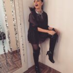 Jacqueline Fernandez Instagram - Wait I need to tie my laces!! #kinkyboots #luxgoldenroseawards2016 #preshowvibes @ashley_rebello 😘 @namratasoni