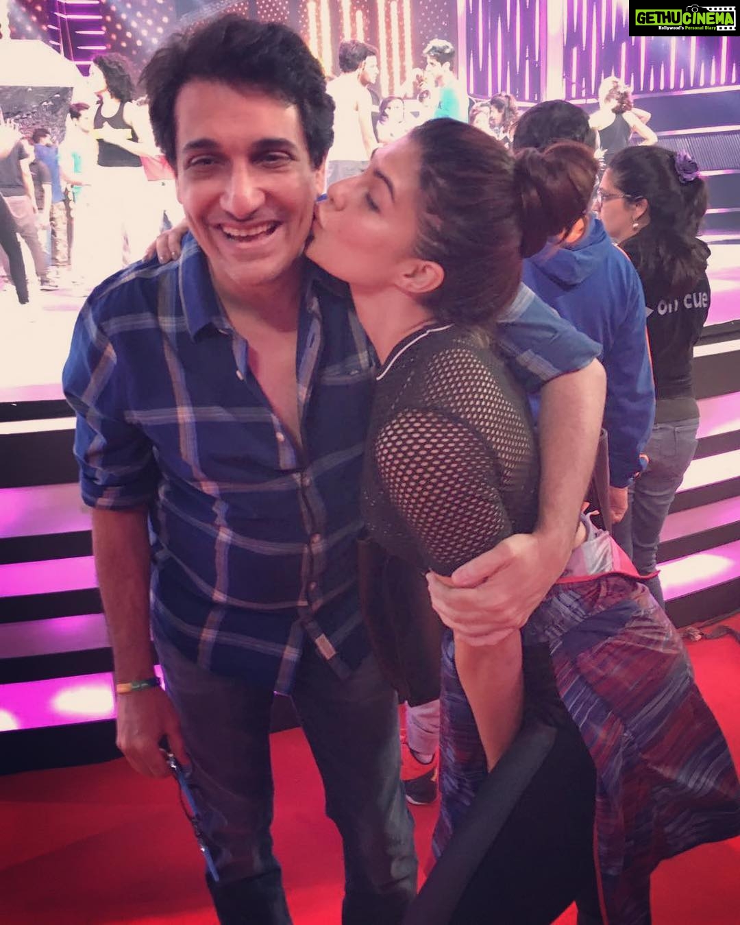 Jacqueline Fernandez Instagram - Love you Shiamak! It's always an honour performing with your troupe 💖 #goldenroseawards #latenight #prep #shiamakdavar