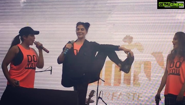 Jacqueline Fernandez Instagram - Kicking off the #doyou #plankchallenge @puma with some yogaaaaaaa 😜😆