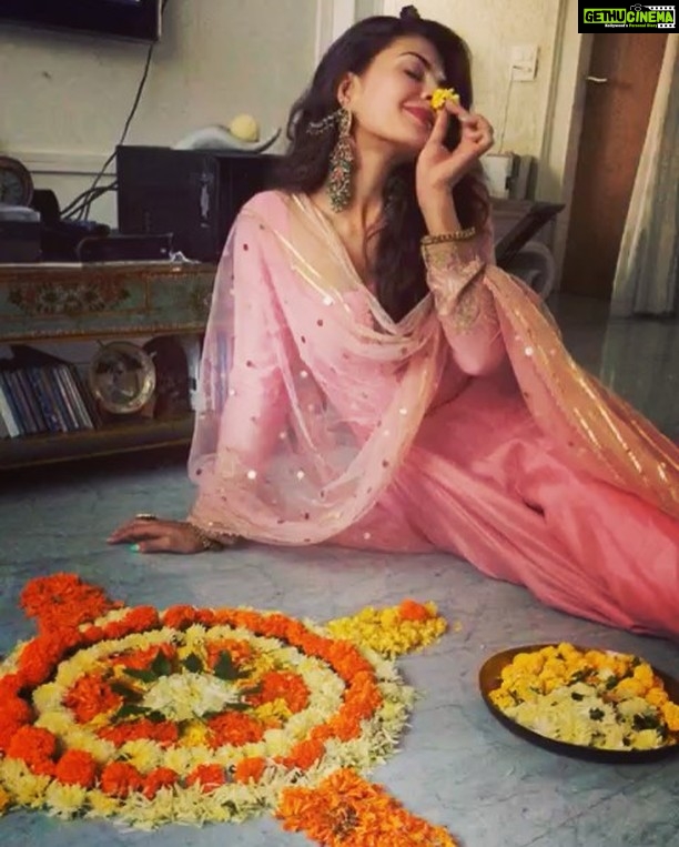 Jacqueline Fernandez Instagram - This was the best part of my day!!!! #rangolilove #organic #happydiwalieveryone💖 thank you @soodpranav I love it!!!