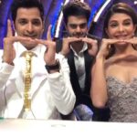 Jacqueline Fernandez Instagram – That moment when you master the art of #tutting 😜😜😜 @ganeshhhegde @manishpaul #jhalakdikhlajaa ❤️ Wardrobe courtesy @falgunipeacock @shanepeacock