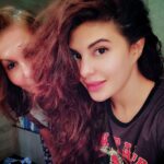 Jacqueline Fernandez Instagram – Look who’s photobombing me!! Mummy poo is back in town 💜💜Back to shoot and feeling good, thank you my lovelies for your wishes 💋
