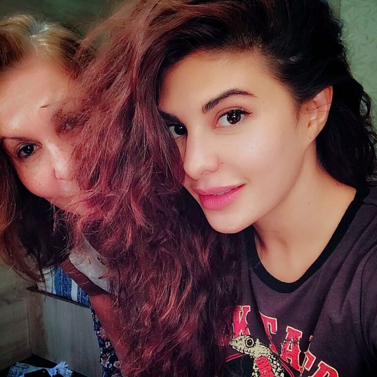 Jacqueline Fernandez Instagram - Look who's photobombing me!! Mummy poo is back in town 💜💜Back to shoot and feeling good, thank you my lovelies for your wishes 💋