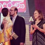 Jacqueline Fernandez Instagram - Happiness is making them proud ❤ #daddyslittlemonkey #mummysmunchkin #adaderana #srilankanoftheyear awards 😉
