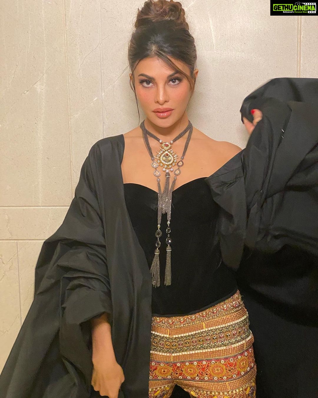 Jacqueline Fernandez Instagram - Diwali look!! 💄@savleenmanchanda 💇🏻♀️@marcepedrozo 👗@chandiniw @manishamelwani @sanyakapoor @taruntahiliani @arpita.kc 📸@shaanmu @abhishek4reel