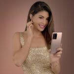 Jacqueline Fernandez Instagram - All glammed up to create the perfect Mystic Bronze look inspired by my new #GalaxyNote20Ultra I’m ready to #WFN – Work from Note!!! Follow @samsungindia to know more ⭐️⭐️ #GalaxyNote20Ultra 5G #Samsung