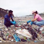 Jacqueline Fernandez Instagram - 2nd October, a date which is etched in millions of hearts as it’s the birth anniversary of Mohandas Karamchand Gandhi. Today, it’s even more special because the Swachh Bharat Abhiyan turns 4. A clean city is the best gift we could give ourselves and other citizens. To do my bit on this day, I along with @jlyolofoundation and @kalambemalhar from @beachpleaseindia decided to visit the Mithi river bank to understand how we could also contribute. @beachpleaseindia has been working relentlessly to keep our city clean. They regularly conduct beach clean ups which we all can volunteer in!! Let’s all pledge together to save this beautiful city, country and planet ❤️ #MithiRiverCleanUp #KeepMumbaiClean #cleanbeach @jf.yolofoundation @beachpleaseindia