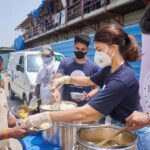 Jacqueline Fernandez Instagram - Mother Teresa once said, "Peace begins when the hungry are fed." I was truly humbled and inspired to visit Mumbai @rotibankfdn today, which is run by former Mumbai police commissioner Mr. D Sivanandan. Roti Bank has prepared and distributed meals to millions of hungry people till date, even during the pandemic. They are the perfect example of what #kindnessbrigade aspires to do and I am honored to be of help to them during these times. We only live once! Let's make this life worth it by helping others in need and sharing the #storiesofkindness of those around us! #spreadlove #staysafe #yolo #helpothers 📸@harjeetsphotography