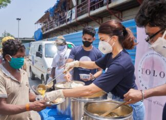 Jacqueline Fernandez Instagram - Mother Teresa once said, "Peace begins when the hungry are fed." I was truly humbled and inspired to visit Mumbai @rotibankfdn today, which is run by former Mumbai police commissioner Mr. D Sivanandan. Roti Bank has prepared and distributed meals to millions of hungry people till date, even during the pandemic. They are the perfect example of what #kindnessbrigade aspires to do and I am honored to be of help to them during these times. We only live once! Let's make this life worth it by helping others in need and sharing the #storiesofkindness of those around us! #spreadlove #staysafe #yolo #helpothers 📸@harjeetsphotography