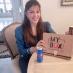 Jacqueline Fernandez Instagram – Enjoying Pizza Hut’s My Box, a 3-course meal with my chilled Pepsi!! All set for the weekend Swag!🤘 @pepsiindia @pizzahut_india
