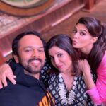Jacqueline Fernandez Instagram - I was never a backbencher!! Thank you @farahkhankunder for this opportunity to prove myself 😂 @itsrohitshetty who leaked the paper??? 😘 #backbenchers @flipkart