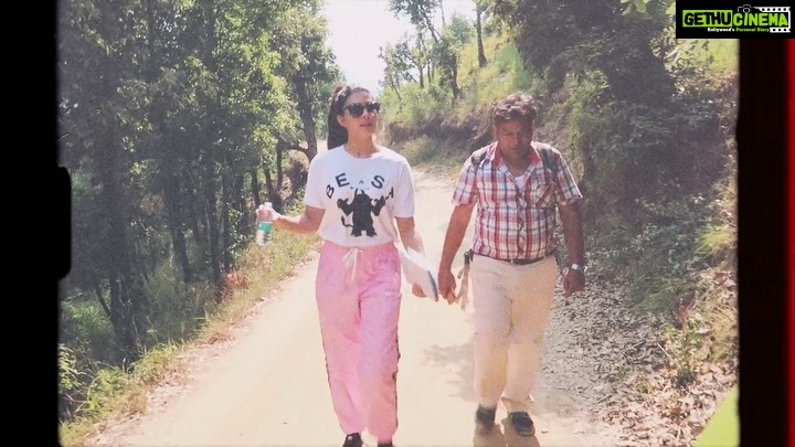 Jacqueline Fernandez Instagram - While on my trek to the amazing BabaJi cave in Ranikhet.. Mr. Tarun and some diet advise! Watch the full video on my YouTube channel!! Link in bio! 💖💖