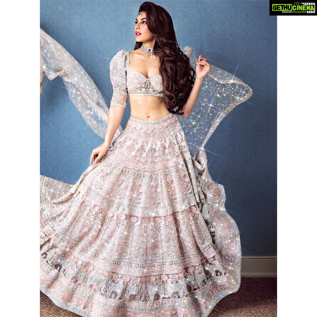 Jacqueline Fernandez Instagram - Happy Diwali everyone 💖💖💖 @toranjkayvon @shaanmu @chandiniw @staceycardoz @hairstylist_madhav @falgunishanepeacock @greeshx @yana.potter.art Soho House Mumbai