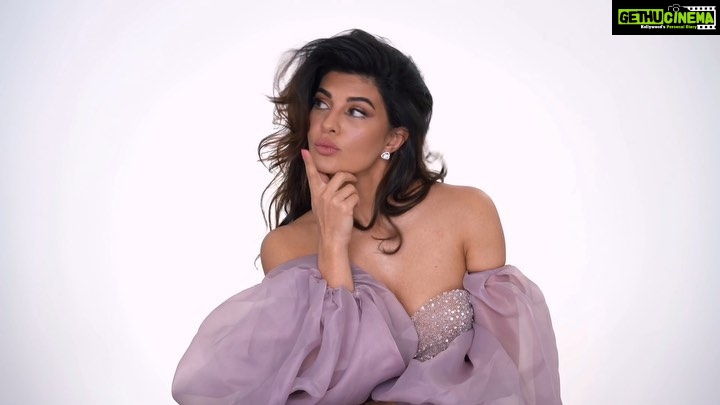 Jacqueline Fernandez Instagram - Guess whatβs happening! Makeup πβ€οΈ and beauty lovers π Stay tuned! @shaanmu @nora1352 ππ@greeshx @hajjarphotography Stellar Studios