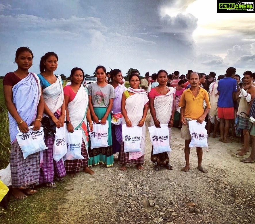 Jacqueline Fernandez Instagram - 400 individuals from Gopal Jarani and Dath Kola villages, Assam received @habitat_india Kits this week! Many families crossed overflowing rivers, took boats and walked through flooded plains to receive these essential items. Habitat India is also working in the states of Assam, Bihar, Mizoram and Kerala where their disaster response is in full swing! Will you support more flood affected families who need to stand strong? Donate through the link in my profile. #HelpUsHelpThem #AssamFloods #BiharFloods #MizoramFloods #KeralaFloods