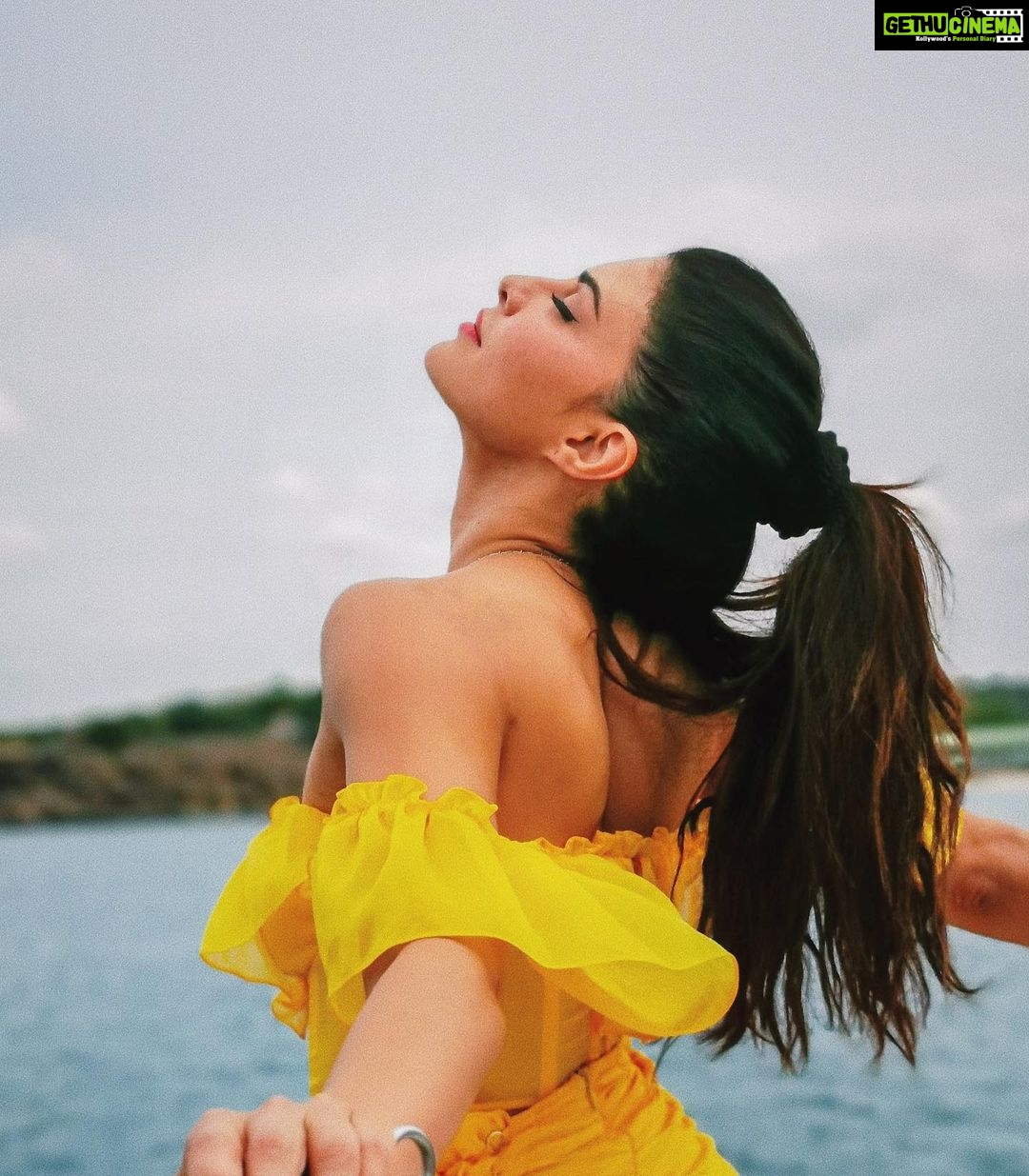 Jacqueline Fernandez Instagram - I need vitamin sea🤪#sailanka #inspiredlivinig #cinnamonhotels