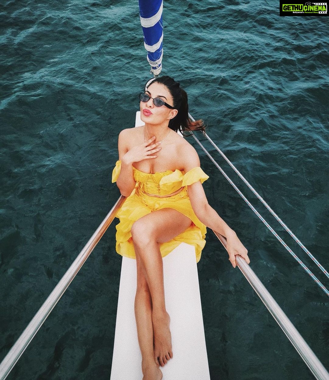 Jacqueline Fernandez Instagram - Cruisin’🛥🌊 #sailanka #inspiredlivinig #cinnamonhotels