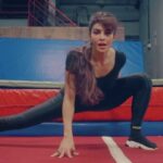 Jacqueline Fernandez Instagram - Killer stunts👊🏻Kickass story👊🏻Girl power all the way! #BlackWidow #NowStreaming #Ad #partnership #collab #hotstar @abhishek4reel @shaanmu @kuldeepshashi