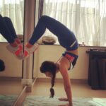 Jacqueline Fernandez Instagram – Strength comes from within always! This is a really cool practice for the handstand which also helps to strengthen the back anddddd is an awesome stretch for the tummy!! Hopefully one day I’ll be able to do it without the mirror 🥵🤪 #happysunday in my fav @justf143