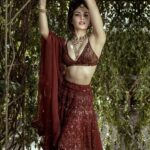 Jacqueline Fernandez Instagram - Brides Today! @nupurmehta18 @jade_bymk shoes @louboutinworld @sabooatajsk @rareheritage @jadaujewellerybyfalgunimehta @gehnajewellers1 @bridestodayin @errikosandreouphoto @shauryaathley @danielcbauer