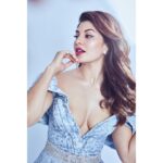 Jacqueline Fernandez Instagram - GQ awards! 🦋❄️ @vardannayak @chandiniw @bbhiral @kadamajay @styledbystaceycardoz @raisavanessa