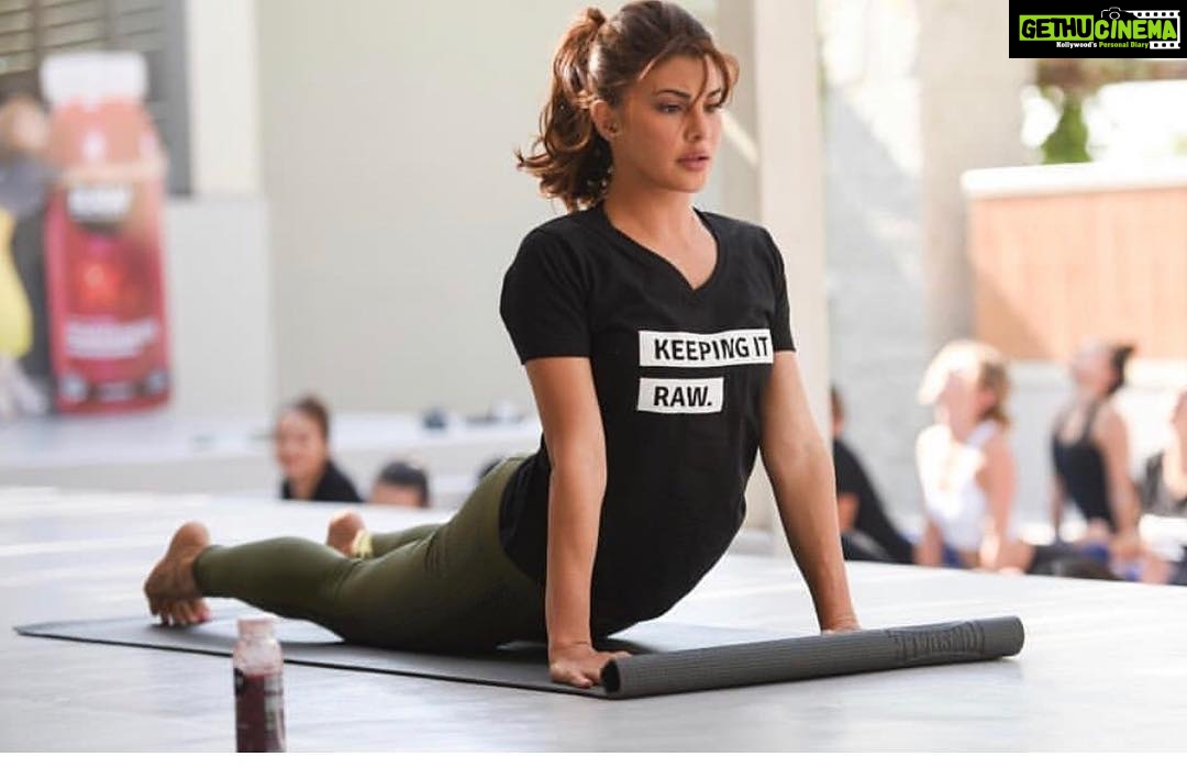 Jacqueline Fernandez Instagram - Hey Delhi!! Excited to do some yoga tomo with all you green warriors💪🏻💪🏻and don’t forget to catch me at MGF megacity CAN’T WAIT to meet you all!!! @andazdelhi @rawpressery #delhigetsraw #yogarise #delhi 🌈🦋💚 Andaz Delhi