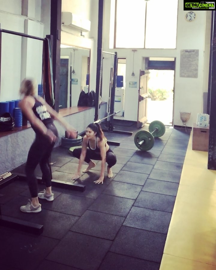 Jacqueline Fernandez Instagram - I nearly cancelled class today, but I reasoned not to.. at class, while doing my workout I nearly cut it short but again I reasoned not to.. it’s all in your head, be the boss of your own mind and rule your life #strongissexy @justf143 @cindy_jourdain