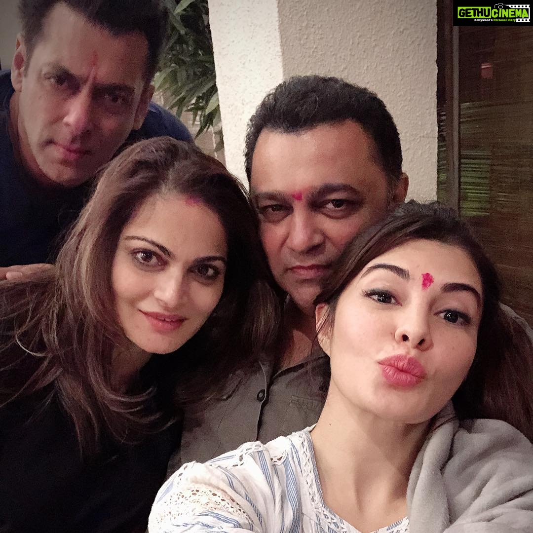 Jacqueline Fernandez Instagram - Birthday bumps!!! @beingsalmankhan @ashley_rebello #alvirakhanagnihotri ❤️❤️ #favs