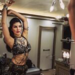 Jacqueline Fernandez Instagram - Gypsy for life 🖤 #starscreenawards2018 @falgunishanepeacockindia @sanjayshettyofficial @shaanmu @chandiniw @shaikhhamza_photography @abhishek4reel