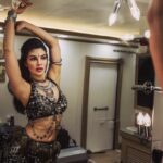 Jacqueline Fernandez Instagram – Gypsy for life 🖤 #starscreenawards2018 @falgunishanepeacockindia  @sanjayshettyofficial @shaanmu @chandiniw @shaikhhamza_photography @abhishek4reel