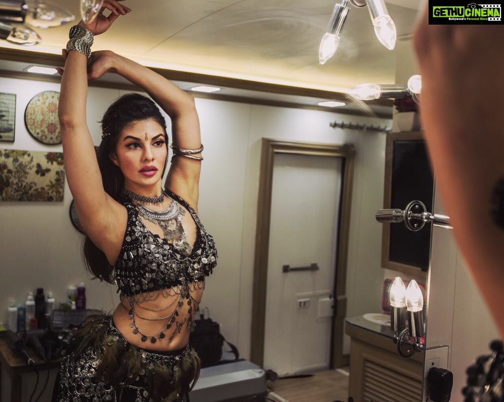 Jacqueline Fernandez Instagram - Gypsy for life 🖤 #starscreenawards2018 @falgunishanepeacockindia @sanjayshettyofficial @shaanmu @chandiniw @shaikhhamza_photography @abhishek4reel