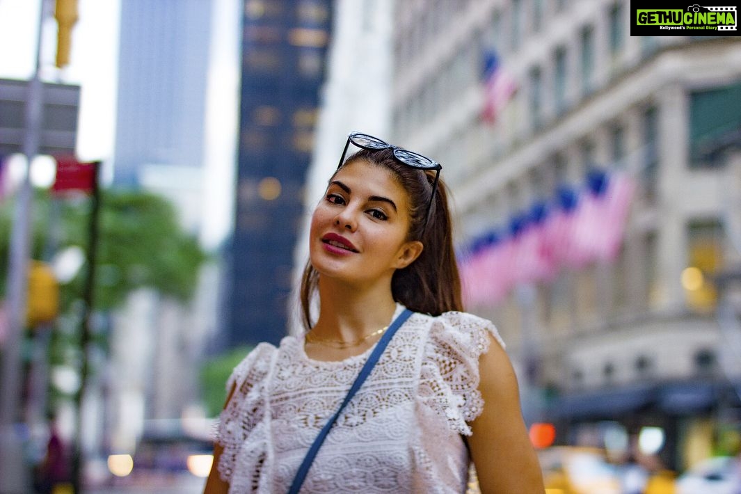 Jacqueline Fernandez Instagram - New York! Concrete jungle where dreams are made, there’s nothing you can’t do.. let’s hear it for New Yorkkkkkk 🎼 @diekomirza thanks for capturing us getting lost ❤️