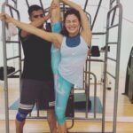 Jacqueline Fernandez Instagram - Seriously had no idea I could split like that!! Here’s to great teachers, gurus, mentors who bring out the best in you and push you that extra bit harder only cuz they believe in you! @kuldeepshashi @lanaroxy @shaziasamji ❤️❤️ #actiontraining #race3 #5daystogo😍