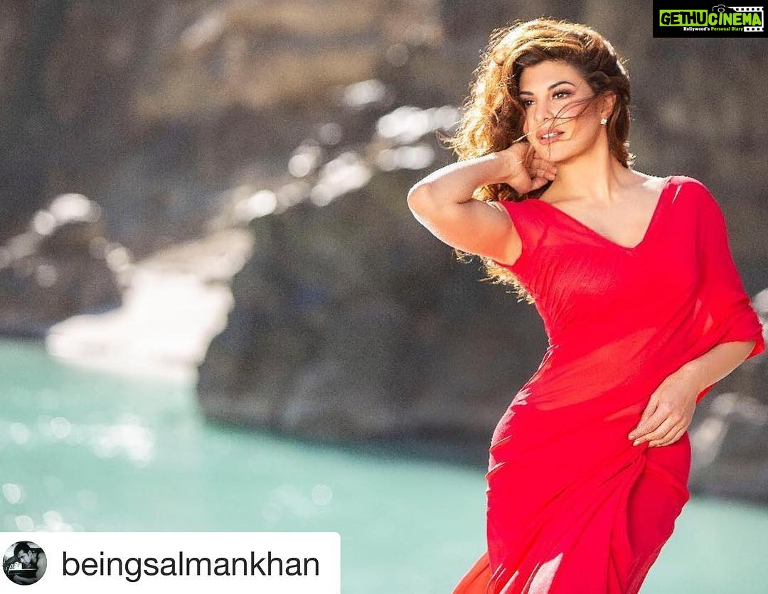 Jacqueline Fernandez Instagram - So chweet of you 😊❤️ #selfish out tomo!! #Repost @beingsalmankhan with @get_repost ・・・ How chweet iz she lukin :) . @jacquelinef143