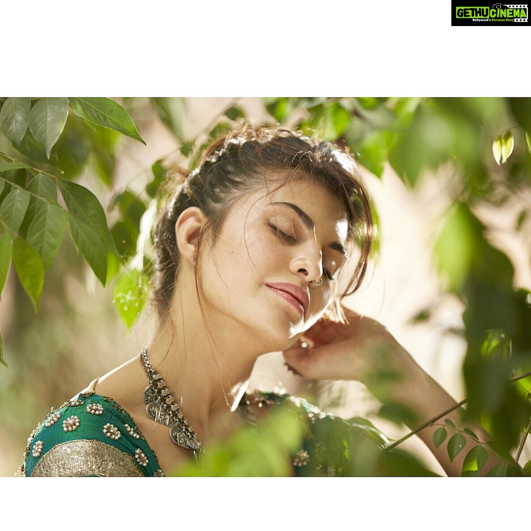 Jacqueline Fernandez Instagram - How do we stay cool in this summertime heat!? #justbeatit Click on the link in my bio to know my top 5 summer essentials and let me know what yours are too! #summer #heat #summertime #jfjournal #blog #inspo #beattheheat @rawpressery