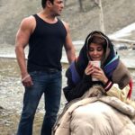 Jacqueline Fernandez Instagram - Too hot to handle 🔥 @beingsalmankhan #race3 #kashmir❤️ @remodsouza @skfilmsofficial @tips