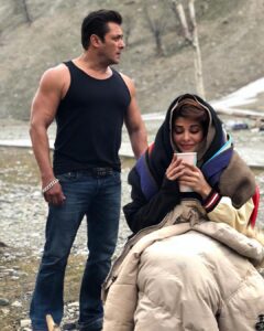 Jacqueline Fernandez Instagram - Too hot to handle 🔥 @beingsalmankhan #race3 #kashmir❤️ @remodsouza @skfilmsofficial @tips