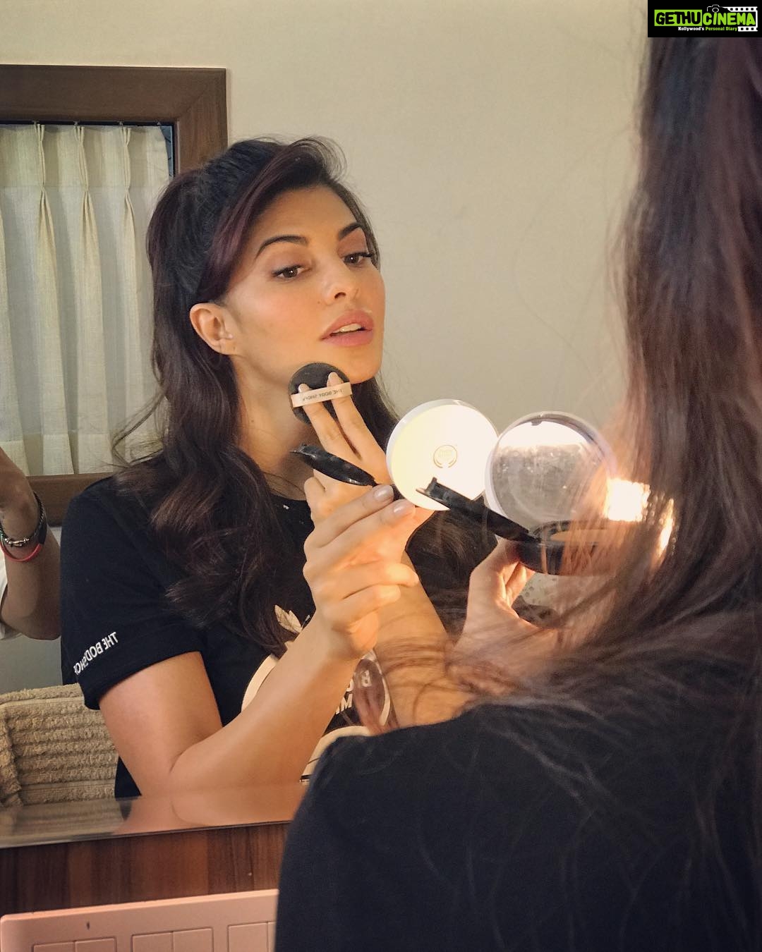 Jacqueline Fernandez Instagram - Time for the first ever Makeup MasterClass with my signature line 2.0 for @thebodyshopindia ππ The response has been amazing, thanks you girlies!!! Catch us live today for some cool makeup tips and tricks!! @shaanmu you ready???? β€οΈβ€οΈβ€οΈ