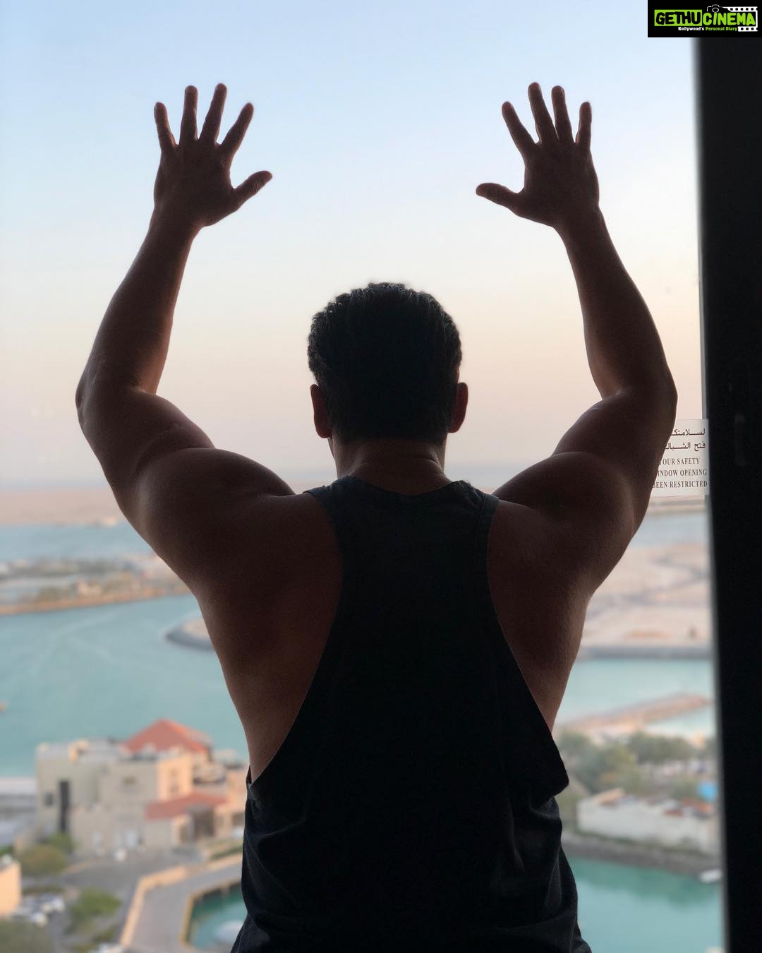 Jacqueline Fernandez Instagram - Back to the race 🖤 @beingsalmankhan #race3eid2018