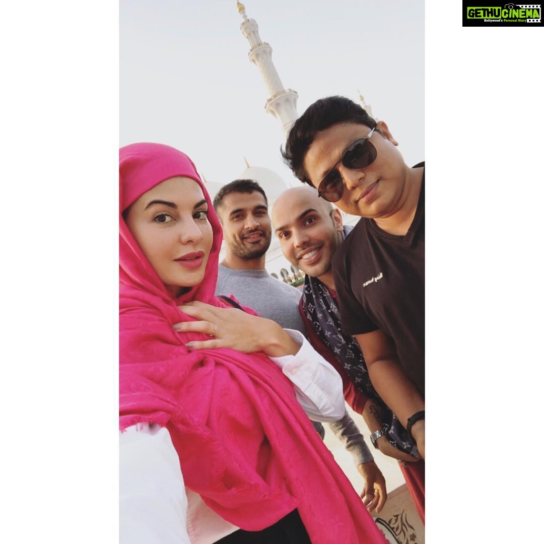 Jacqueline Fernandez Instagram - 🙏 Sheikh Zayed Mosque #abudhabi🇦🇪 with my favourite artists @shaanmu @nileshvede @kuldeepshashi