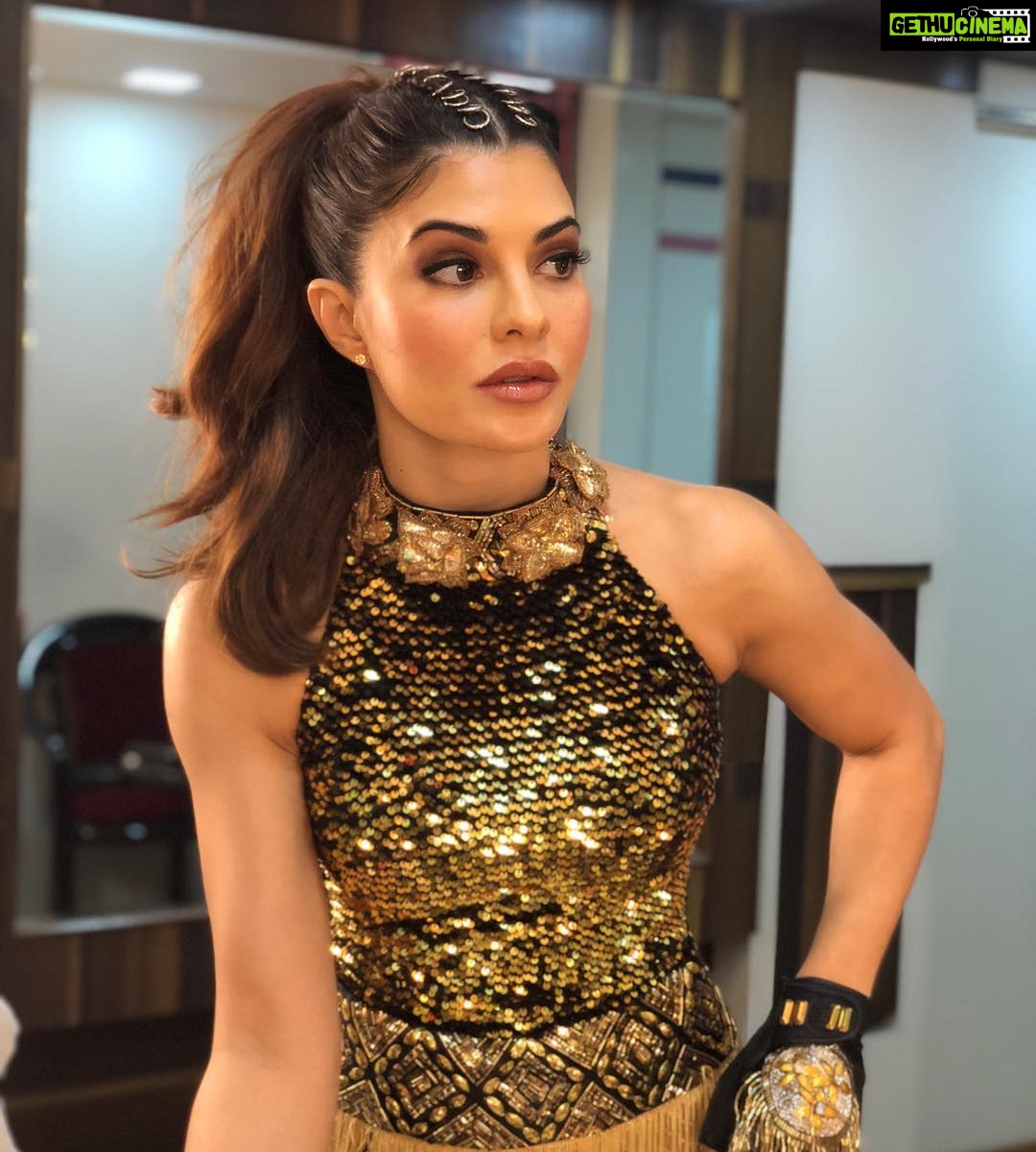 Jacqueline Fernandez Instagram - The moment, that one moment... when you realise... it’s time to danceeeee 💥 Ending the year with a bang, taking the stage for @zeecineawards ⭐️⭐️