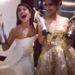 Jacqueline Fernandez Instagram - White and gold! ⭐️ always fun winning with you @sonamkapoor this one was definitely the craziest till date!! Thank you @jiteshpillaai always an honour to be up on the @filmfare stage 🌈🌈 #filmfareglamourandstyleawards styled by the amazing @chandiniw and my @shaanmu this ones for you!!!