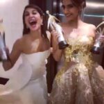 Jacqueline Fernandez Instagram – White and gold! ⭐️ always fun winning with you @sonamkapoor this one was definitely the craziest till date!! Thank you @jiteshpillaai always an honour to be up on the @filmfare stage 🌈🌈 #filmfareglamourandstyleawards styled by the amazing @chandiniw and my @shaanmu this ones for you!!!