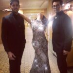 Jacqueline Fernandez Instagram - Introducing these 2 crazies to the high voltage power of my new fav 'kirakira' app! And of course what else to do when you all in a lift together! #oonchihaibuilding -#gqawards2017 Grand Hyatt Mumbai