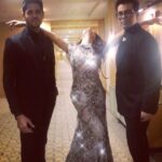 Jacqueline Fernandez Instagram - Introducing these 2 crazies to the high voltage power of my new fav 'kirakira' app! And of course what else to do when you all in a lift together! #oonchihaibuilding -#gqawards2017 Grand Hyatt Mumbai